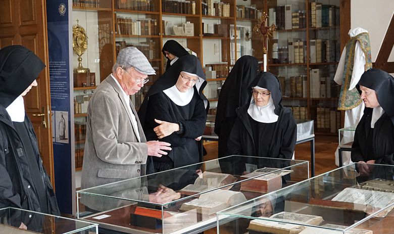 Schwestern an Vitrine