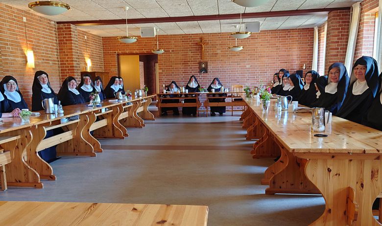 Schwestern und Gäste im Kloster