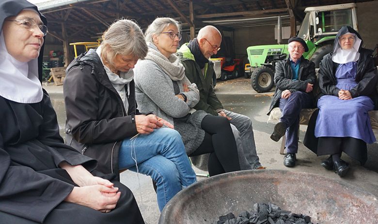 Gemeinschaft um die Feuerschale