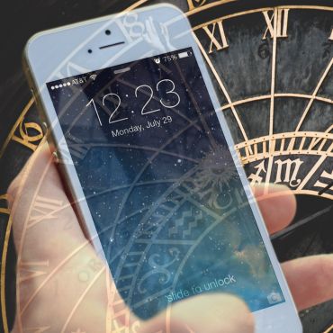 Smartphone und Sonnenuhr