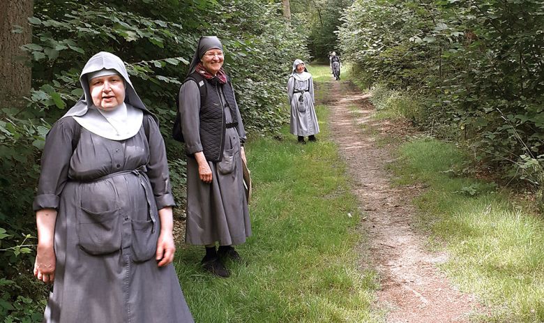Schwestern auf Waldweg unterwegs