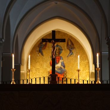 Kreuz und Christus-Mosaik