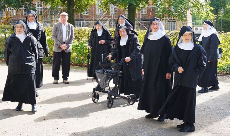 Schwestern auf dem Parkplatz