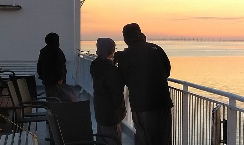 Schwestern auf der Fähre