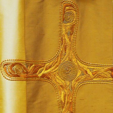 Kasel golden mit Stab und Kreuz, Detail