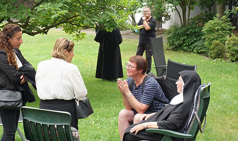 Begegnung nach Beerdigung