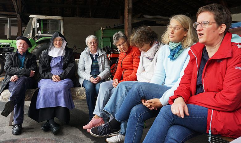 Gemeinschaft um die Feuerschale